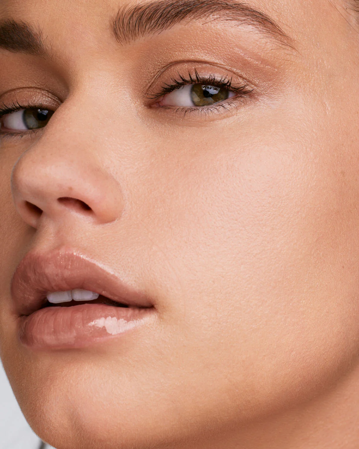 We're Even Mini Hydrating Longwear Concealer — 210W - Image 3